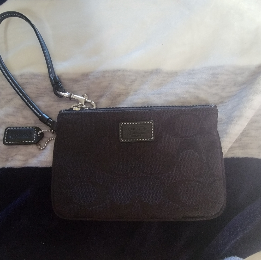 Coach wristlet No call outs looks new